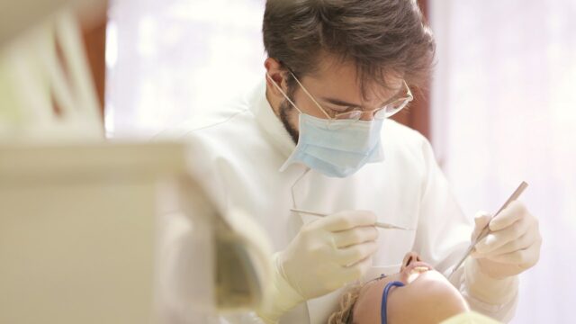 ¿Mi ex se niega a pagar el dentista, ¿qué puedo hacer?